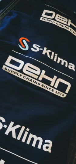 Siebdruck auf Zip-Hoodies für HEINRICH DEHN Supply Chains since 1818
